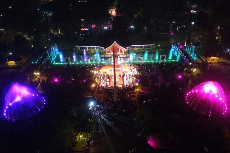  Bupati Purwakarta Dedi Mulyadi meresmikan air mancur menari baru yang dinamai Air Mancur Pesanggrahan Padjadjaran, Sabtu (12/8/2017) malam. Destinasi wisata baru itu terletak di alun-alun Kabupaten Purwakarta, Jawa Barat.