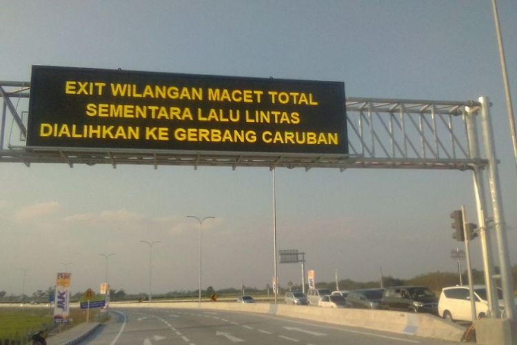 Tercatat 27.000 kendaraan melintasi Jalan Tol Ngawi-Kertosono pada Sabtu (16/6/2018).