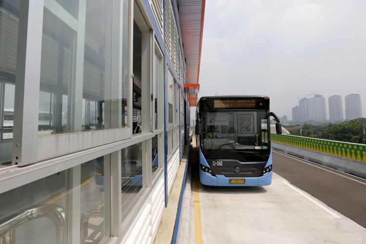  Uji coba pengoperasian layanan bus transjakarta koridor 13 (Tendean-Ciledug), Jakarta, Senin (15/5/2017). Jalur transjakarta sepanjang 9,3 kilometer ini akan dilengkapi 12 halte dan direncanakan beroperasi mulai Juni 2017. KOMPAS IMAGES/KRISTIANTO PURNOMO