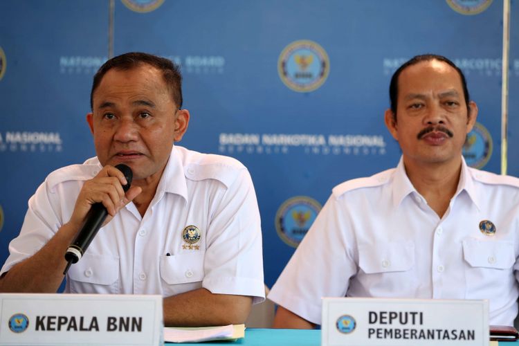 Kepala BNN, Heru Winarko (kiri) memberikan keterangan pers saat pemusnahan barang bukti narkotika di Kantor Badan Narkotika Nasional, Jakarta, Rabu (30/5/2018). BNN memusnahkan 31,6 kilogram sabu, 5.576 butir ekstasi, dan 67,94 kilogram katinon.