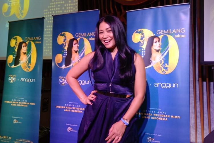 Anggun C Sasmi berpose usai jumpa pers konser amalnya di kawasan SCBD, Jakarta Selatan, Senin (7/1/2019).