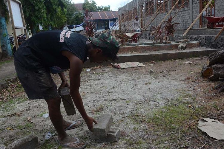 Rafdi Marajabessy, putra ketiga Wakil Wali Kota Tidore Kepulauan, Maluku Utara yang bekerja sebagai kuli bangunan sementara memindahkan material (batako), Selasa (09/07/2019).