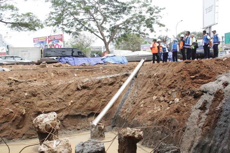 Proyek pelebaran jalan tol di Gerbang Tol Kamal 1. 