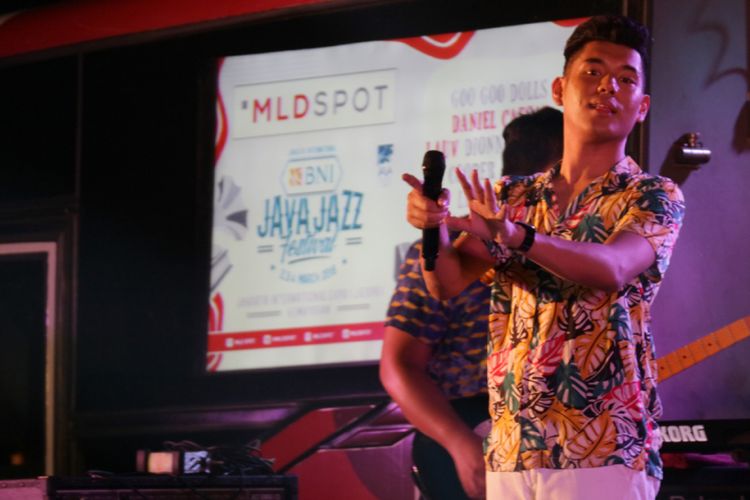 Jaz bersama band pengiringnya kompak tampil kasual dengan mengenakan kemeja pantai saat tampil di Java Jazz 2018 yang digelar di JIExpo, Kemayoran, Jakarta Pusat, Sabtu (3/3/2018) malam.

