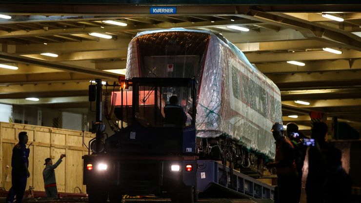 Dua Gerbong LRT Tiba di Jakarta