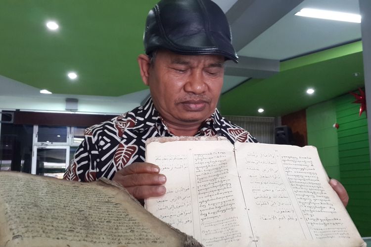 Lulut Edi Santoso saat menunjukkan koleksi manuskrip kuno miliknya di Perpustakaan Kota Malang, Kamis (19/9/2019)