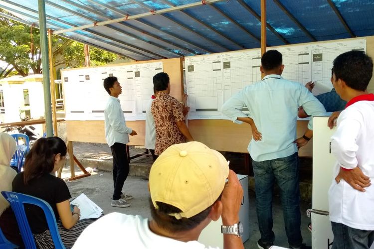 Proses penghitungan suara di TPS 14 Kelurahan Waihaong, Kecamatan Nusaniwe Ambon, Rabu (17/4/2019)