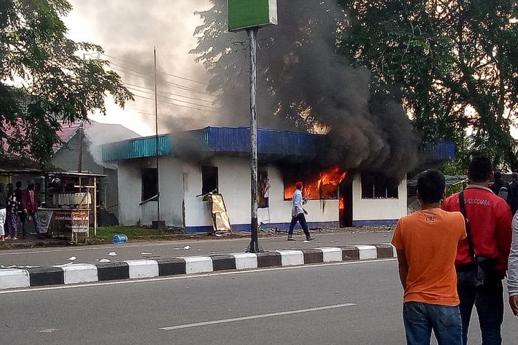 Pos Polisi Lalu Lintas Perempatan Jalan Tanjung Raya, Kecamatan Pontianak Timur, Kota Pontianak, Kalimantan Barat, Rabu (22/5/2019), dibakar massa tak dikenal.