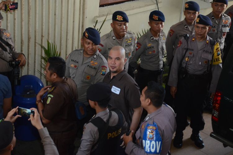 Terdakwa kasus dugaan pencemaran nama baik Ahmad Dhani Prasetyo saat akan mengikuti sidang di Pengadilan Negeri Surabaya, Selasa (11/6). Majelis Hakim menjatuhkan hukuman satu tahun penjara kepada terdakwa. 