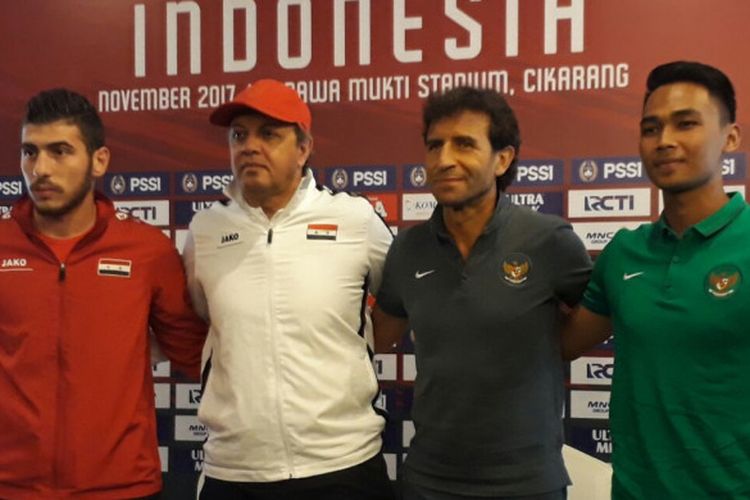 Pelatih timnas U-23 Suriah, Hussein Afash, bersama kapten Ahmad Ashakr, dan pelatih timnas U-23 Indonesia, Luis Milla, serta Bagas Adi saat sesi jumpa pers di Hotel Grinz Zuri, Cikarang, Jawa Barat, Rabu (15/11/2017).