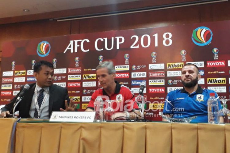 Pelatih Tampines Rovers, Juergen Raab, bersama Fahrudin Mustafic, saat sesi jumpa pers jelang lawan Persija Jakarta dalam laga kedua Grup H Piala AFC 2018 di Hotel Sultan, Senayan, Jakarta Pusat, Selasa (27/2/2018)