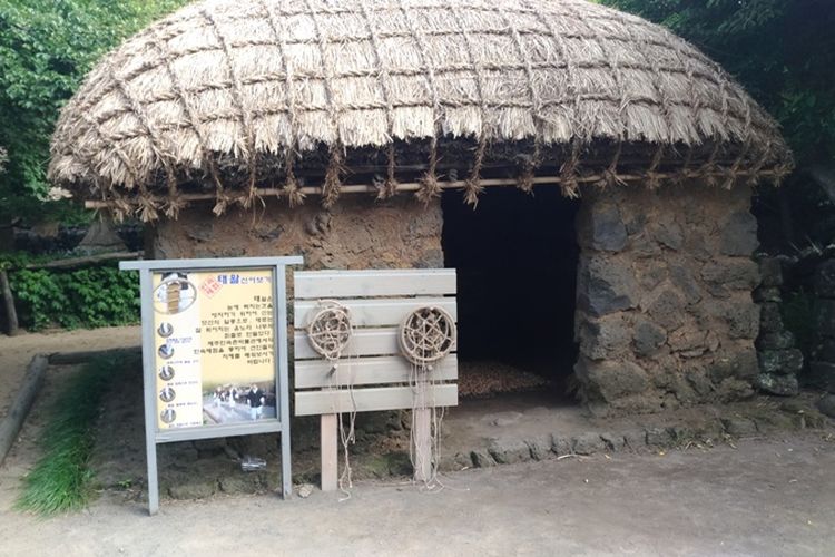 Bangunan yang digunakan sebagai bengkel pembuat jaring nelayan yang ada di Jeju Folk Village. Foto diambil 30 Mei 2017.