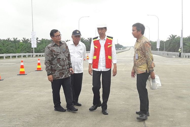 Presiden Joko Widodo (kedua dari kanan) didampingi Sekretaris Kabinet Pramono Anung (paling kiri) dan Menteri PUPR Basuki Hadimuljono (kedua dari kiri), saat meresmikan Tol Medan-Kualanamu-Tebing Tinggi ruas Kualanamu-Sei Rampah, Jumat (13/10/2017).