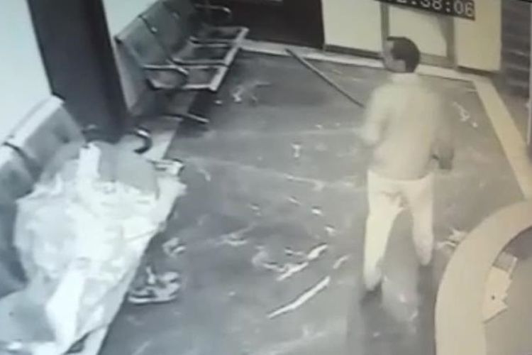Potongan gambar dari rekaman CCTV yang memperlihatkan Naresh Kumar membunuh para korbannya dengan menggunakan batang besi (2/1/2018).