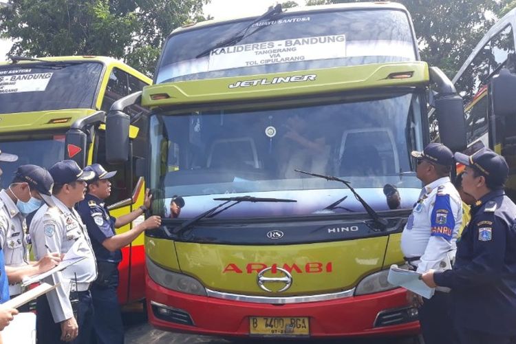 97 bus antar kota jalani ramp check atau pemeriksaan kelaikan jalan jelang libur lebaran pada Selasa (22/5/2018).