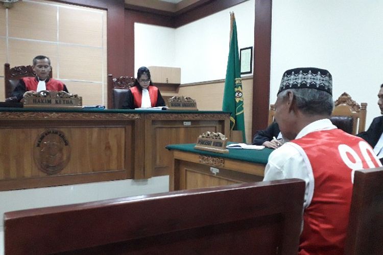 Muhtar Effendi alias Pendi (62) menjalani agenda sidang vonis di Pengadilan Negeri Tangerang, pada Rabu (25/7/2018). 