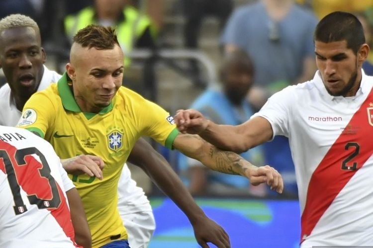 Everton diapit dua pemain lawan pada pertandingan Peru vs Brasil dalam lanjutan Copa America 2019 di Arena Corinthians, 22 Juni 2019. 