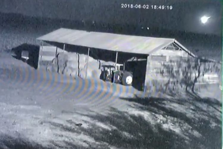 Potongan rekaman kamera CCTV di lahan pertanian Ottosdal, Afrika Selatan, memperlihatkan bintik cahaya terang yang adalah superfireball dari asteroid 2018 LA. 