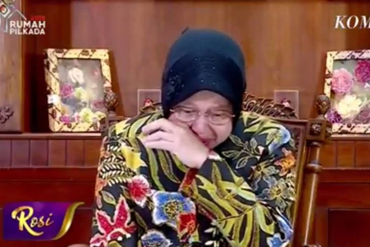 Wali Kota Tri Rismaharini menangis tersedu-sedu dalam acara Rosi di KompasTV yang dipandu oleh Pemimpin Redaksi KompasTV Rosiana Silalahi, Kamis (17/5/2018), ketika teringat dengan anak-anak terkait rangkaian peristiwa ledakan bom di Surabaya, Jawa Timur, mulai dari bom tiga gereja pada Minggu (13/5/2018) hingga bom di Mapolrestabes Surabaya pada Senin (14/5/2018).