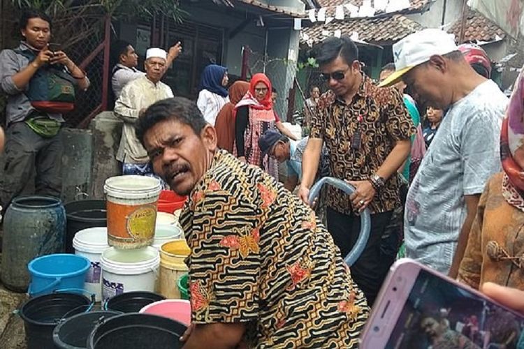 Dirut PDAM Tirta Wening Sonny Salimi membagikan air secara gratis ke warga Jalan Hanura, Kelurahan Husen, Kota Bandung, Kamis (11/10/2018). 