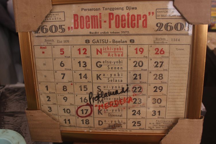 Koleksi kalender bulan Agustus tahun 1945 di stand Batavia Books, zona Kaka, Asian Festival, Gelora Bung Karno.