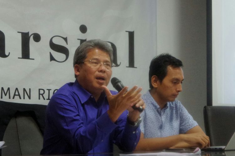 Pengacara senior Todung Mulya Lubis saat menjadi pembicara dalam sebuah diskusi terkait ujaran kebencian atas dasar identitas, di kantor Imparsial, Tebet, Jakarta Selatan, Selasa (30/5/2017).