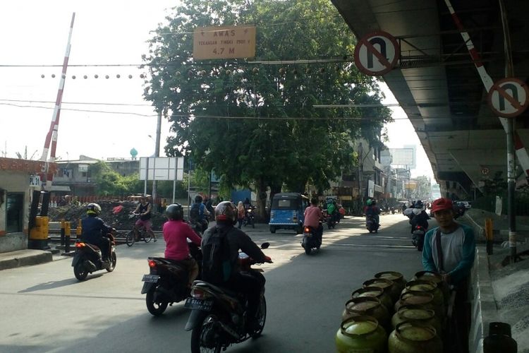 Pelintasan kereta api yang terletak di depan ITC Roxy, Jalan KH Hasyim Ashari, Gambir, Jakarta Pusat belum ditutup, Senin (2/10/2017).