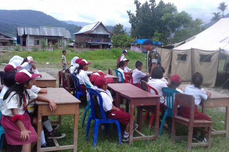 Suasana kegiatan belajar mengajar (KBM) SDN -SMP Satap Desa Sedoa, Rabu (8/11/2017).