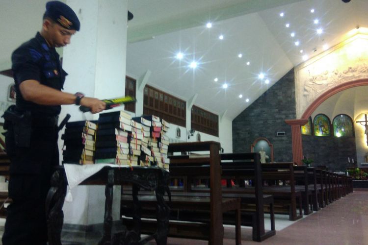 Antisipasi Benda Berbahaya, Polisi Periksa Buku Gereja saat Pemeriksaan di Gereja Santo Petrus Kanisius Wonosari, Gunungkidul Sabtu (23/12/2017) malam 
