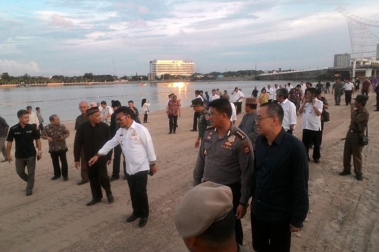 Gubernur Sulsel, Syahrul Yasin Limpo melakukan soft louncing pantai pasir putih buatan di kawasan reklamasi Pantai Losari yang dikenal dengan kawasan Center Poin of Indonesia (CPI), Kamis (15/3/2018).