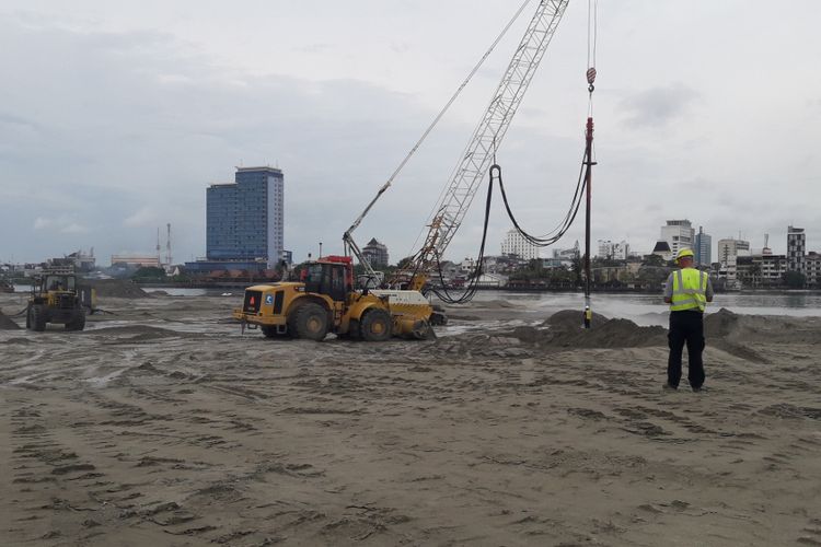 Perkembangan fisik pembangunan proyek reklamasi CitraLand City Losari, Makassar, Sulawesi Selatan.