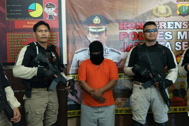 Asep Sutarja (tengah), tersangka yang mengaku polisi berpangkat Brigadir Jenderal (Brigjen) dan mengancam penyidik Polres Metro Jakarta Selatan dipamerkan saat kasusnya dirilis di Mapolres Metro Jakarta Selatan, Senin (23/4/2018).