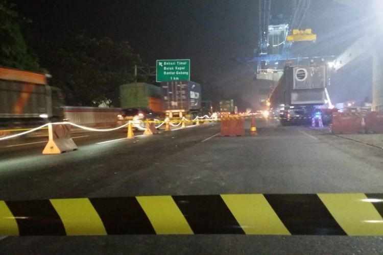 Caption Penutupan dua lajur 3 dan 4 Jalan Tol Jakarta-Cikampek dilakulan Selasa (17/7/2018) malam pukul 22.30 WIB..
