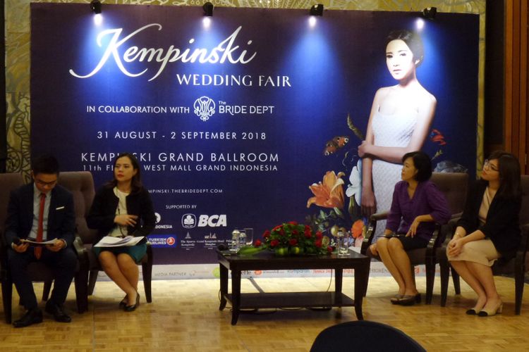 Co-Founder The Bride Dept Friska Ruslim (paling kanan) bersama perwakilan Kempinski Hotel Jakarta dan Jaguar Land Rover Indonesia seusai konferensi pers Kempinski Wedding Fair 2018 di Jakarta, Jumat (24/8/2018). 
