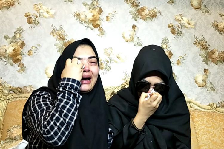 Aisyahrani dan Syahrini menangis usai pemakaman mendiang kakak mereka di kawasan Kebon Pede, Bogor, Jawa Barat, Rabu (26/9/2018).