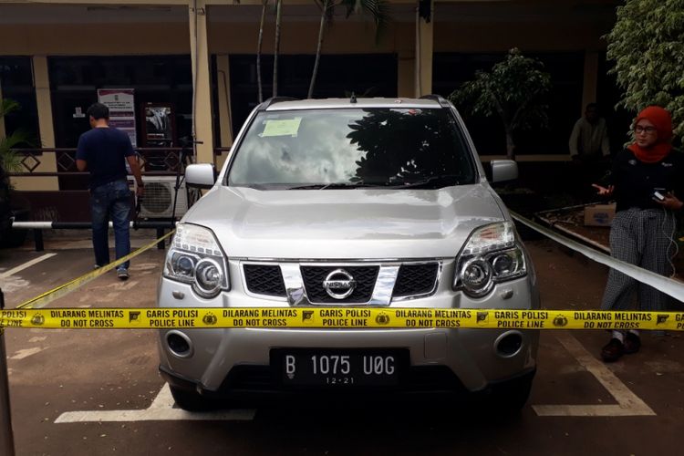 Mobil Nissal X-Trail bernopol B 1075 UOG yang hilang di rumah keluarga yang ditemukan tewas di rumahnya, Jalan Bojong Nangka II RT 002 RW 007, Kelurahan Jatirahayu, Kecamatan Pondok Melati, Kota Bekasi, Jawa Barat, Selasa lalu ditemukan Polisi di daerah Cikarang, Kamis (15/11/2018).  