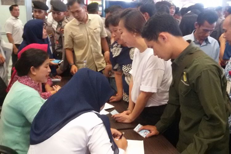 Pihak keluarga pesawat JT 610 saat pendaftaran pemberangkatan di Bandara Depati Amir, Pangkal Pinang.
