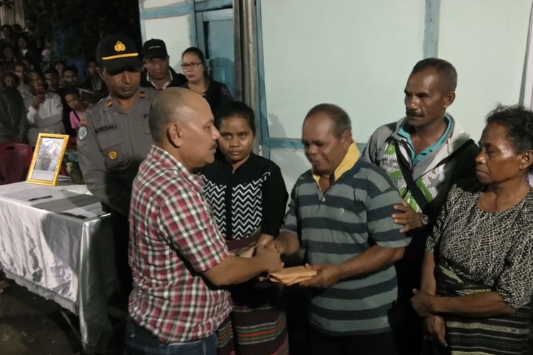 Perwakilan PT Istaka Karya Jawa Timur, saat menyerahkan santunan kepada kedua orang tua Emanuel Bano, korban pembunuhan kelompok kriminal bersenjata (KKB) di Distrik Yigi, Kabupaten Nduga, Papua