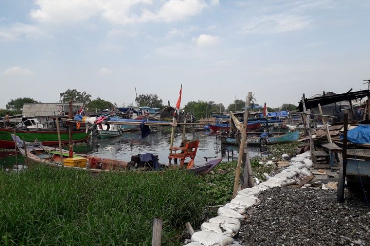Suasana kampung nelayan kerang hijau di Muara Angke, Jakarta Utara, Senin (17/12/2018).