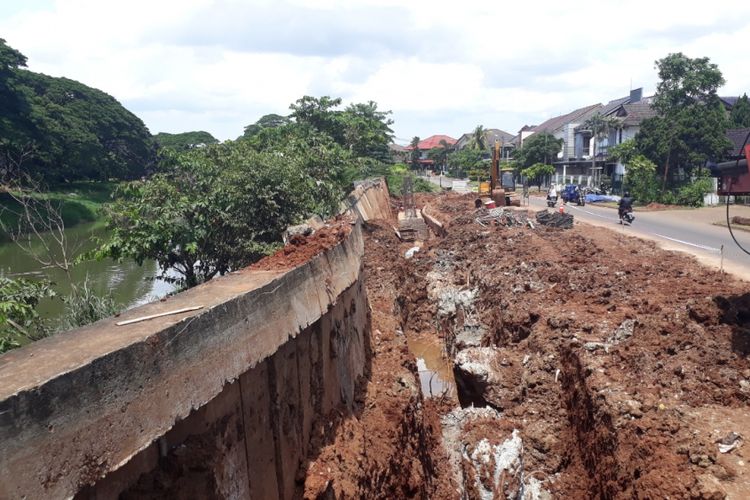 Tampak Tanggul Kali Bekasi di Perumahan Kemang Pratama, Jalan Express Raya, Rawalumbu, Kota Bekasi kembali longsor dan miring ke arah Kali, Rabu (2/1/2019).