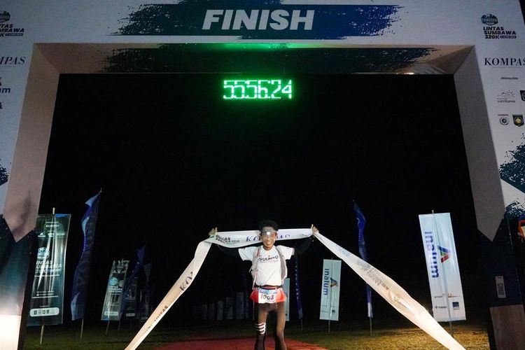 Pelari Hendra Siswanto menjuarai ultramarathon Kompas Tambora Challlenge 320K 2019 masuki garis finis di Doro Ncanga, Dompu, Nusa Tenggara Barat, Jumat (3/5/2019) malam. Hendra mencatat waktu 55 jam 56 menit dari titik start di Poto Tano, Sumbawa Barat hingga finis di Doro Ncanga.
