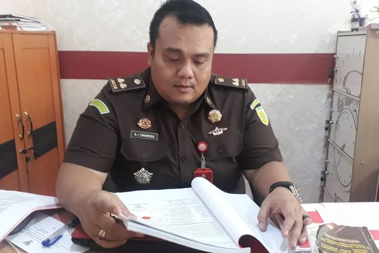 Kepala Seksi Pidana Umum Kejari Pontianak, Antonius Simamora melihat berkas perkara AD (14), siswi SMP korban pengeroyokan geng siswi SMA di Kota Pontianak, Kalimantan Barat, Kamis (25/4/2019)