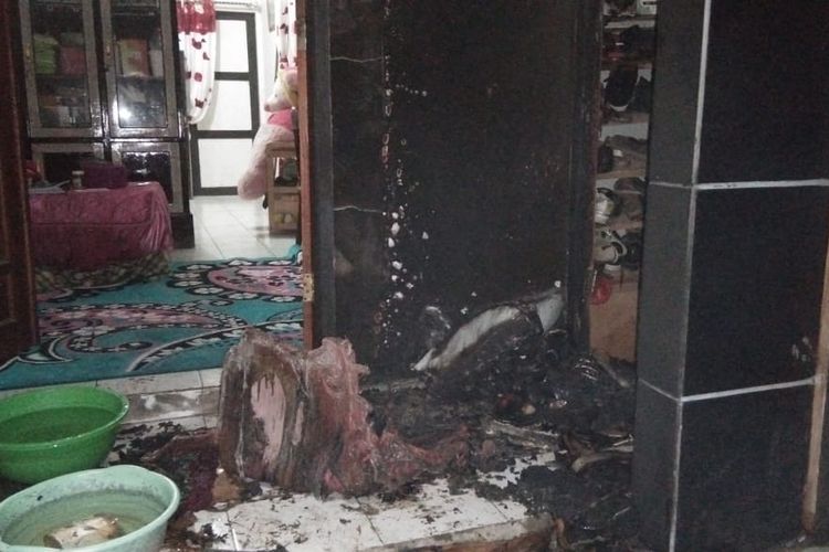 Kondisi teras rumah milik Bripka Hamsyar usai dilempari bom molotov oleh orang tak dikenal, Jumat (14/6/2019) dini hari. 