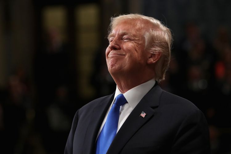 Presiden AS Donald J. Trump tersenyum saat pidato kenegaraan di majelis Dewan Perwakilan Rakyat AS, di Washington DC, Selasa (30/1/2018). (AFP/Win McNamee)