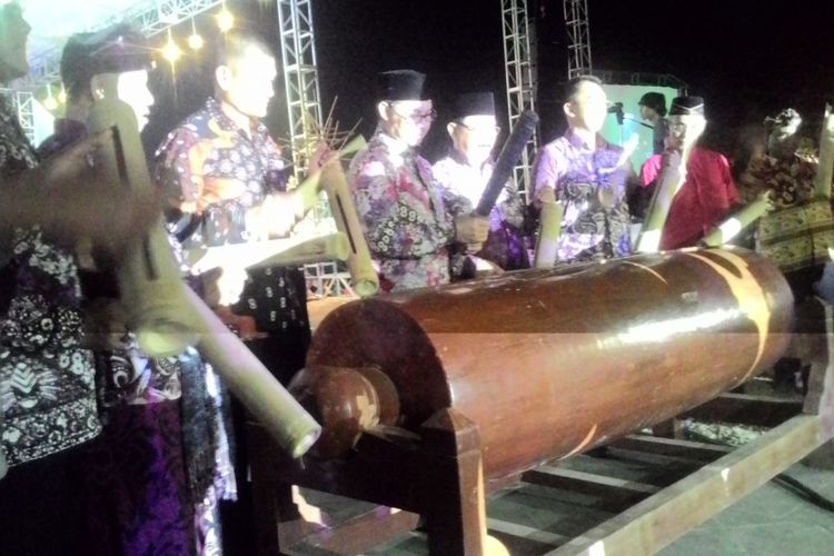 Bupati Kulon Progo Hasto Wardoyo dan sejumlah pejabat memukul kentongan raksasa sebagai tanda berlangsungnya Menoreh Art Festival 2018, Minggu (7/10/2018)