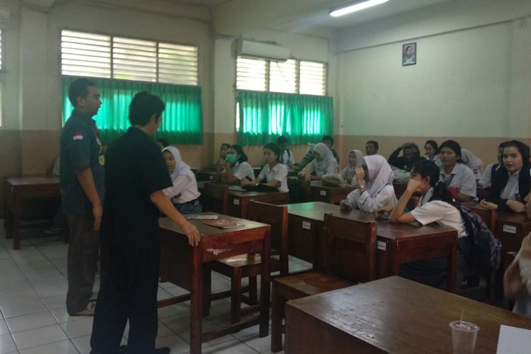 Bawaslu memanggil lima siswa SMAN 87 Jakarta, Selasa (16/10/2018), untuk dimintai keterangan terkait kasus guru memberi doktrin anti Presiden Joko Widodo saat mengajar. 