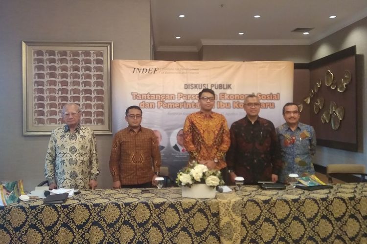 Para Ekonom dan mantan Menteri Pembangunan dan Lingkungan Emil Salim menanggapi keputusan pemerintah soal pemindahan Ibukota dalam diskusi publik INDEF di Jakarta, Jumat (23/8/2019).