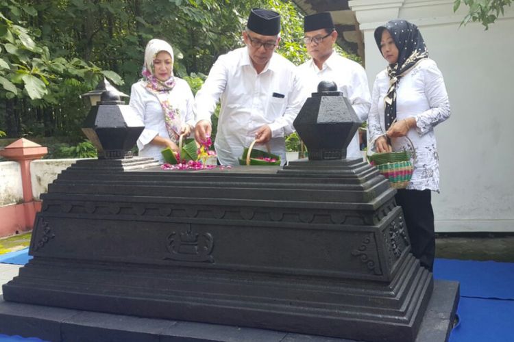 Pasangan calon koalisi PDIP dan PKB Kabupaten Madiun, Djoko Setijono dan Suprapto menabur bunga di makam Pangeran Timur, Bupati Madiun pertama di kompleks makam leluhur di Kunceng, Taman, Kota Madiun, Selasa (9/1/2018). 