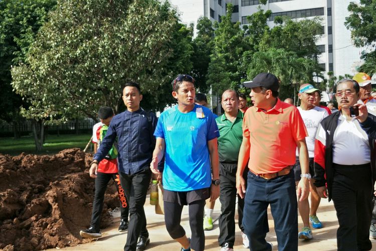 Wakil Gubernur DKI Jakarta Sandiaga Uno meninjau proyek revitalisasi Lapangan Banteng, Jakarta Pusat, Jumat (15/12/2017) pagi.