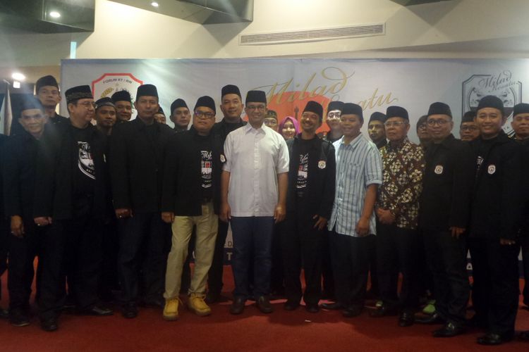 Gubernur terpilih DKI Jakarta Anies Baswedan saat menghadiri milad Forum RT/RW se-DKI di Jakarta Utara, Sabtu (17/6/2017)